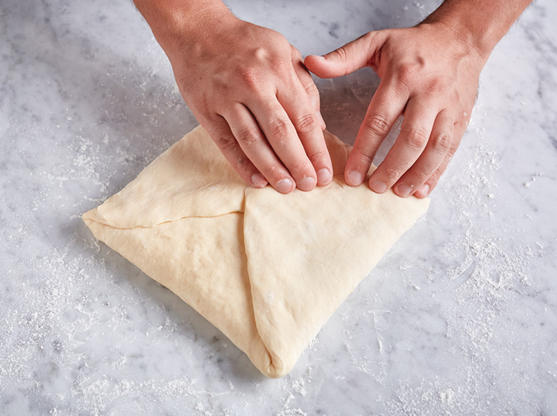 Pliez les pointes de la pâte vers le centre. 